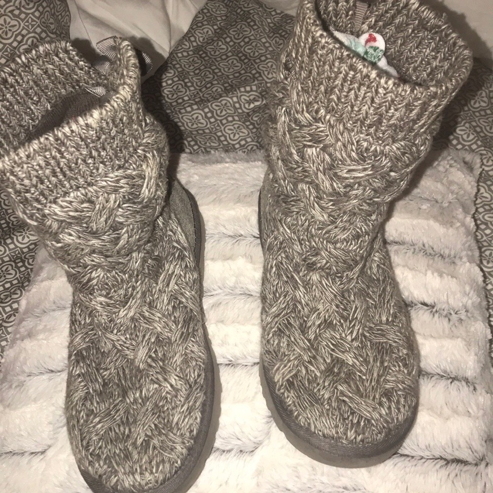 Adorable gray knit Ugg’s